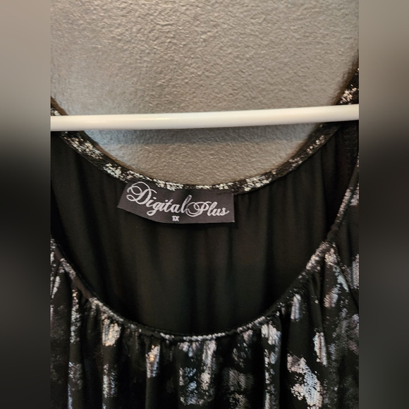 *2/$25* 1X Metallic flowy sleeveless top - Picture 5 of 5